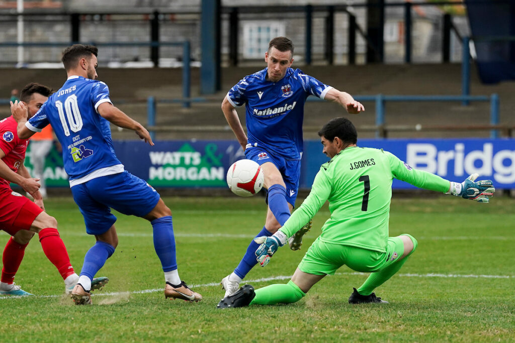 Caernarfon Town sẽ phải đối mặt với rất nhiều khó khăn khi làm khách trên sân của Bala Town. nhan-dinh-soi-keo-bala-town-vs-caernarfon-town-vao-19h30-ngay-31-12-2024-2